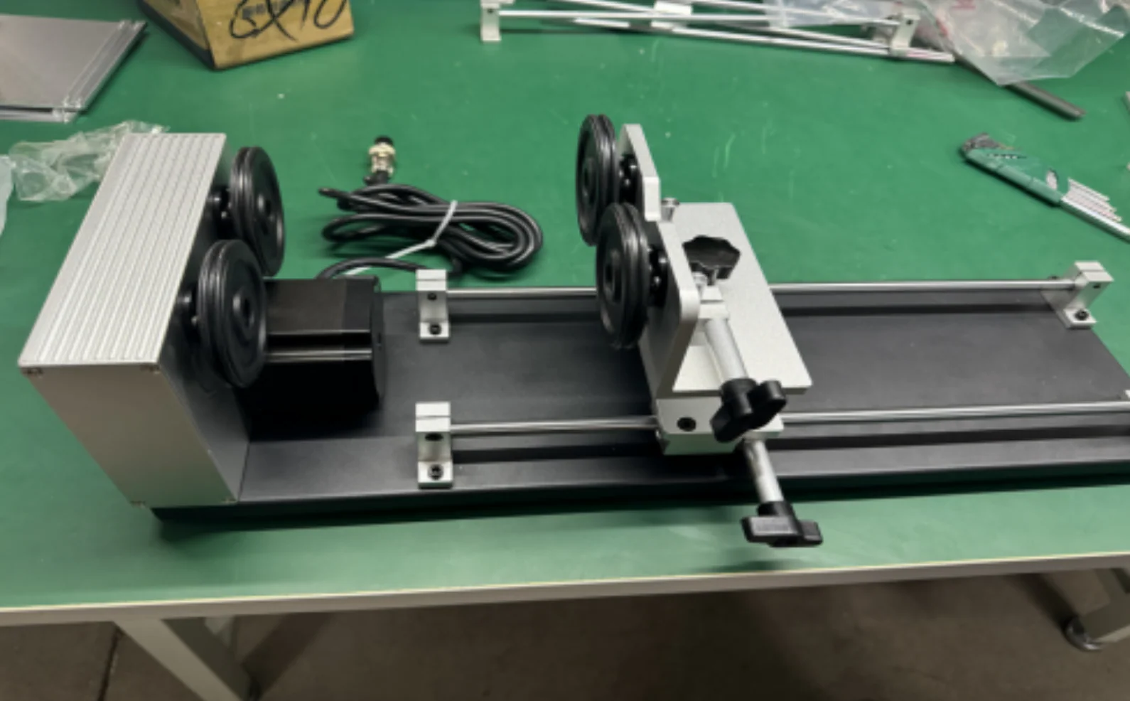 Monport 4-Rad Hebedrehachse mit 360°-Drehung für 60W~150W CO₂-Lasergraviermaschine